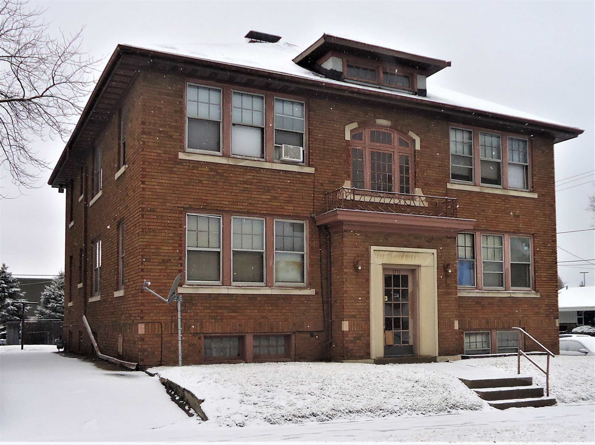 1711 N Peoria  Peoria IL 61603 photo