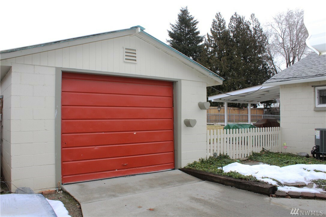 Property Photo: 63 N Joseph Ave WA 98802