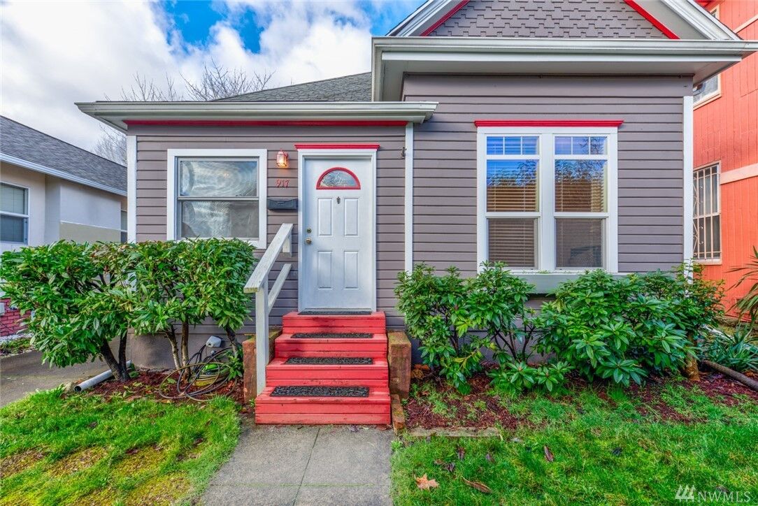 Property Photo:  917 23rd Ave  WA 98122 