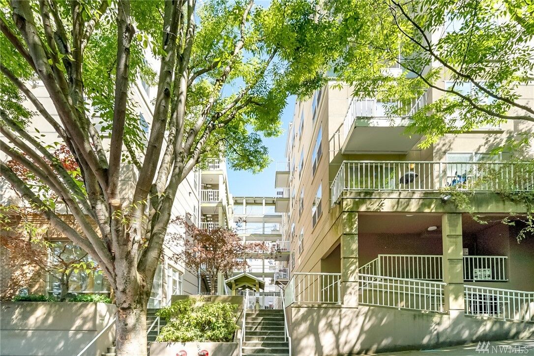 Property Photo: 506 E Howell St E205 WA 98122