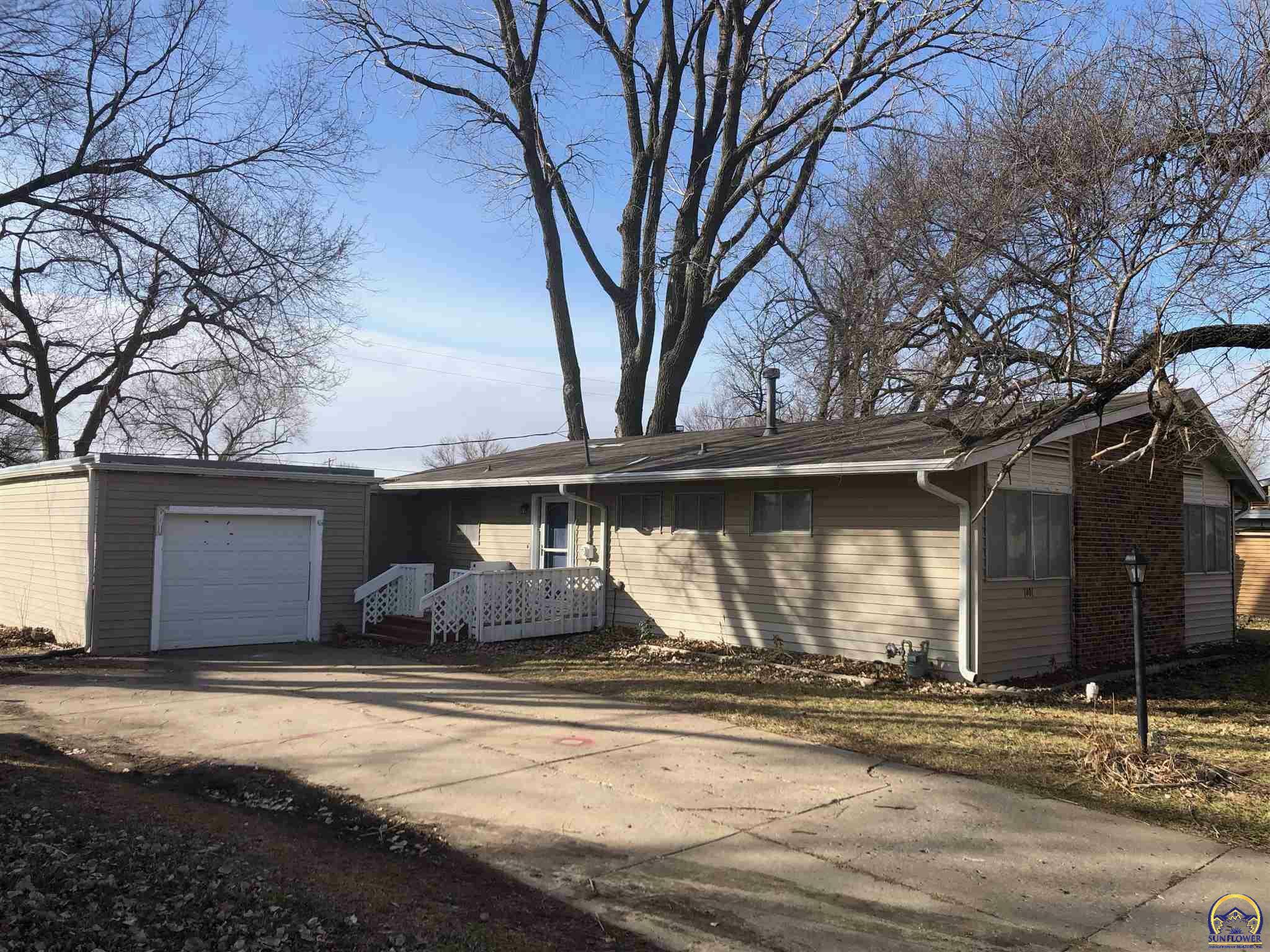 Property Photo:  1401 SW Clearview Ln  KS 66619 