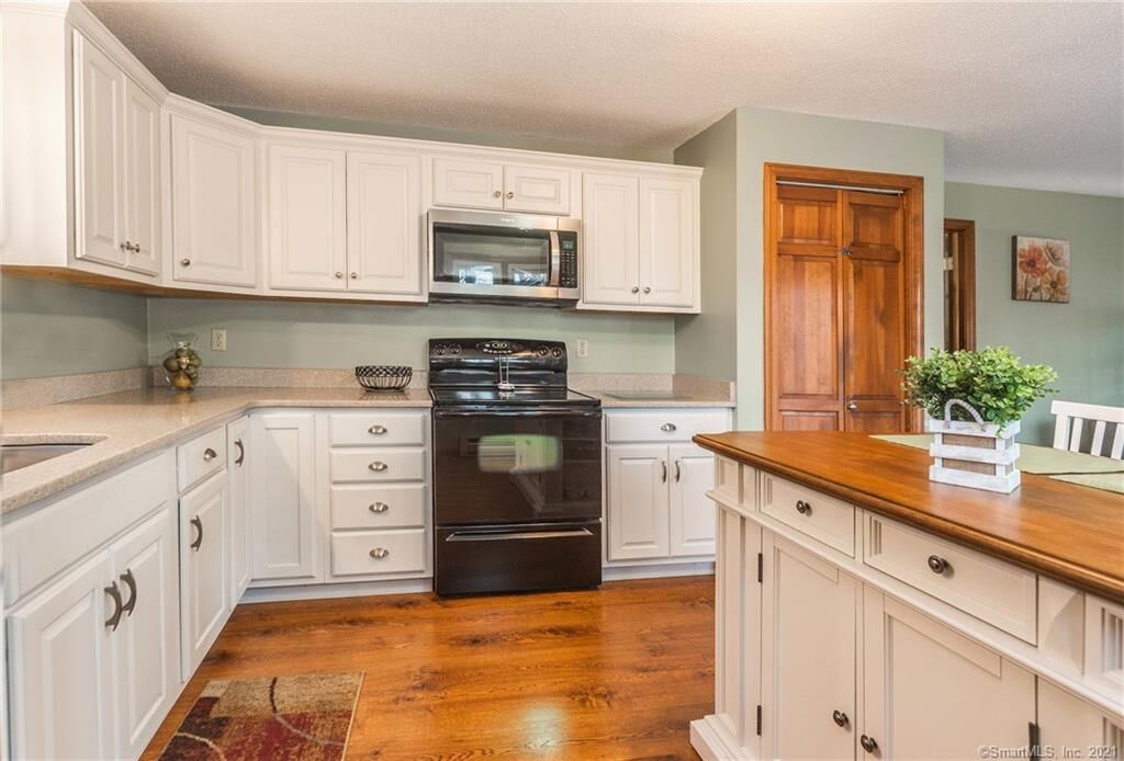 Property Photo:  115 Inwood Lane  CT 06010 