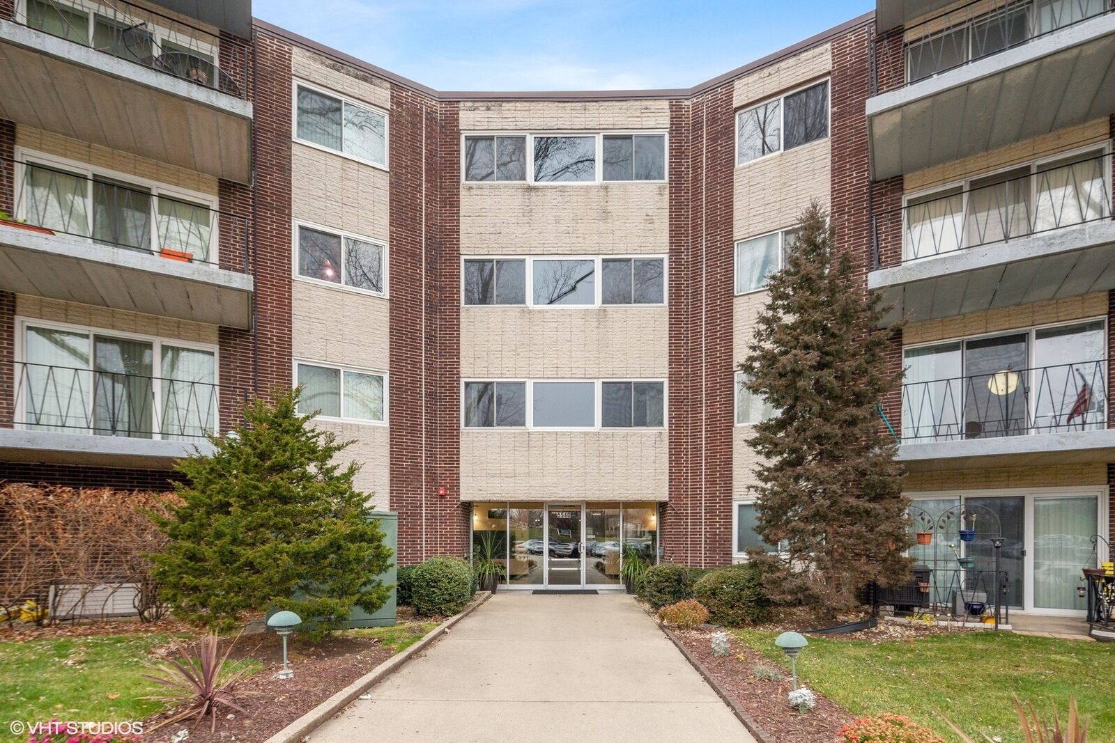 Property Photo:  5540 Walnut Avenue 34C  IL 60515 