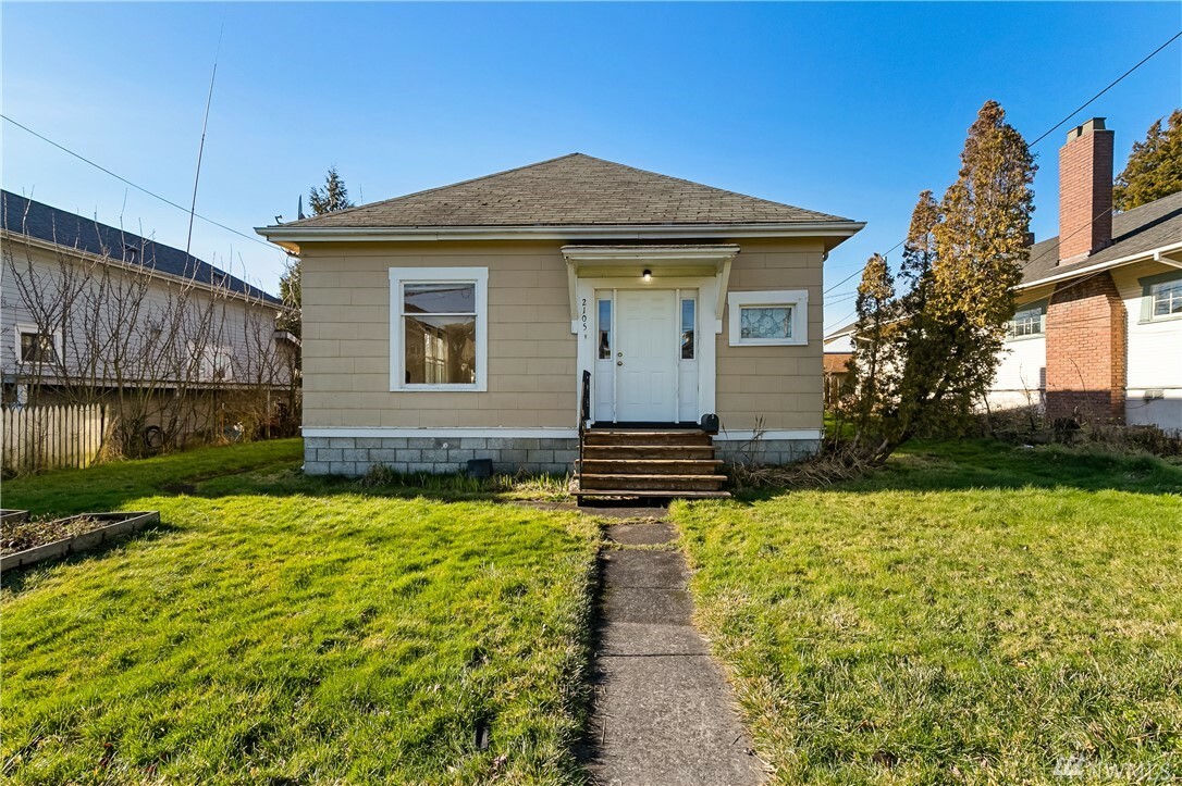 Property Photo:  2105 Ellis St  WA 98225 