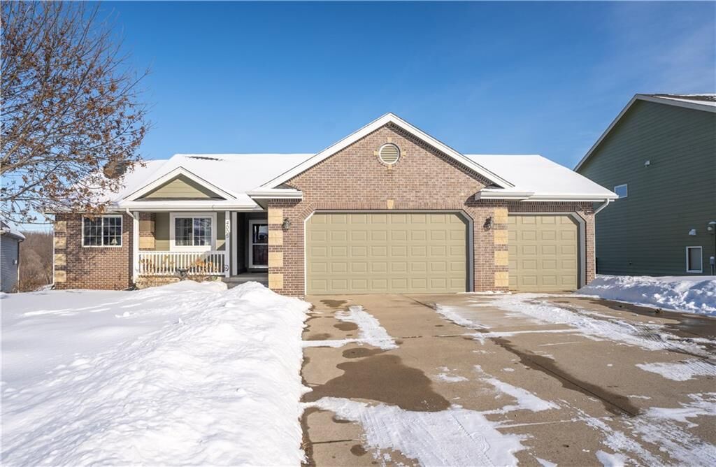 Property Photo: 4005 Lakewood Lane IA 50320