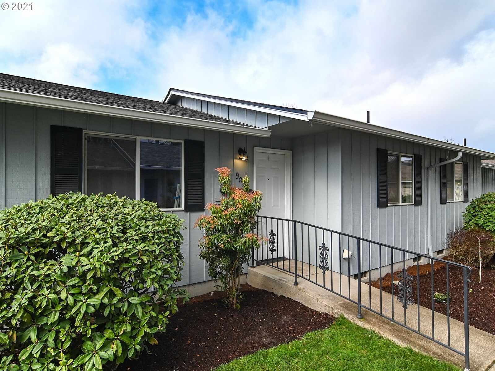 Property Photo: 986 W L St OR 97477