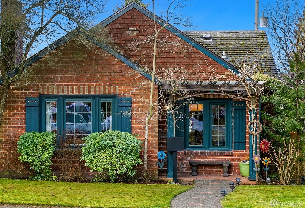 Property Photo: 1909 46th Ave SW WA 98116