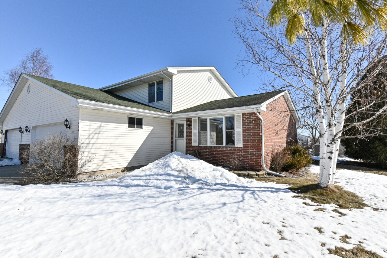 Property Photo:  416 Lindale St  WI 53004 