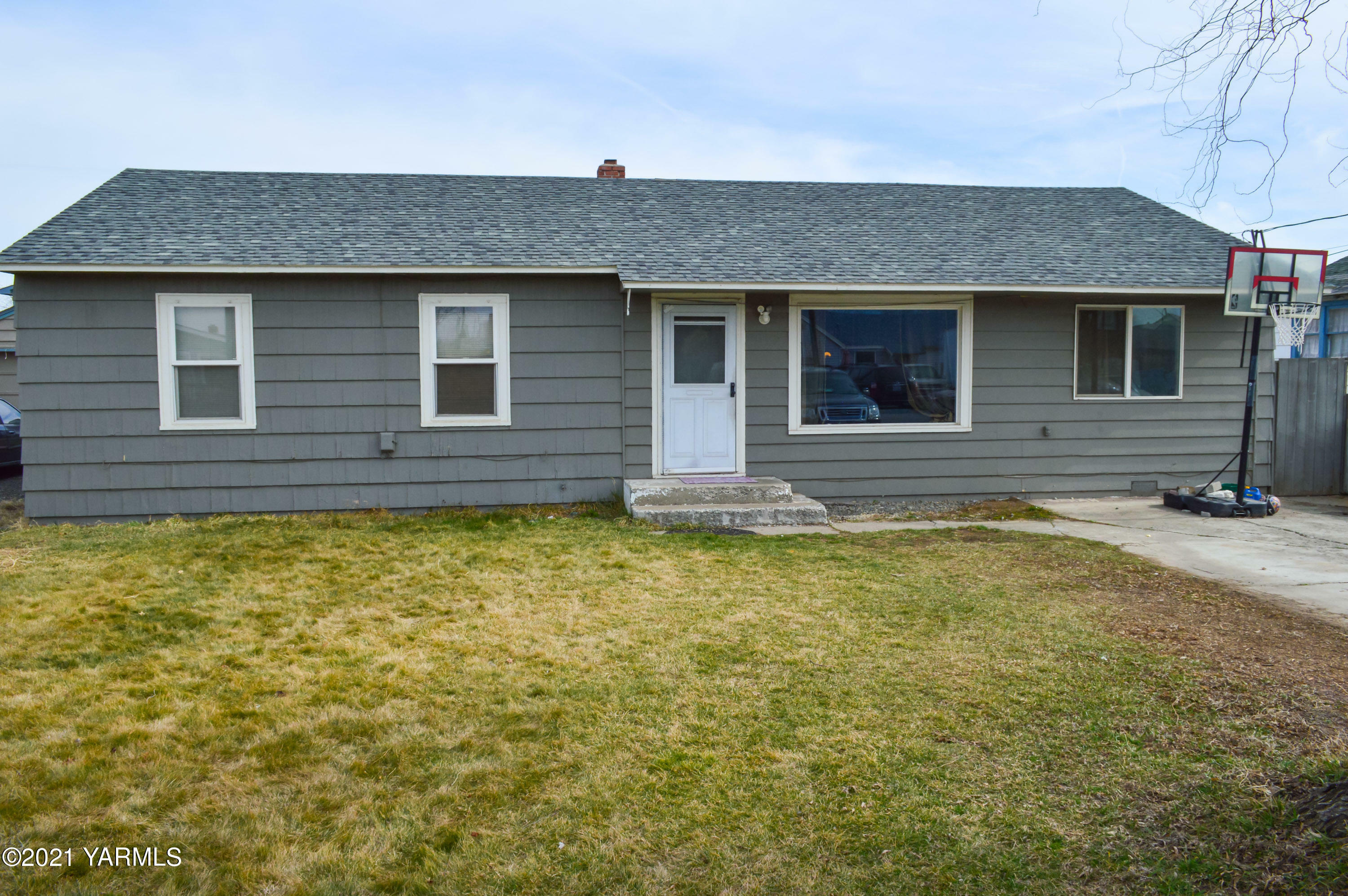 Property Photo: 1809 S 8th Ave WA 98902