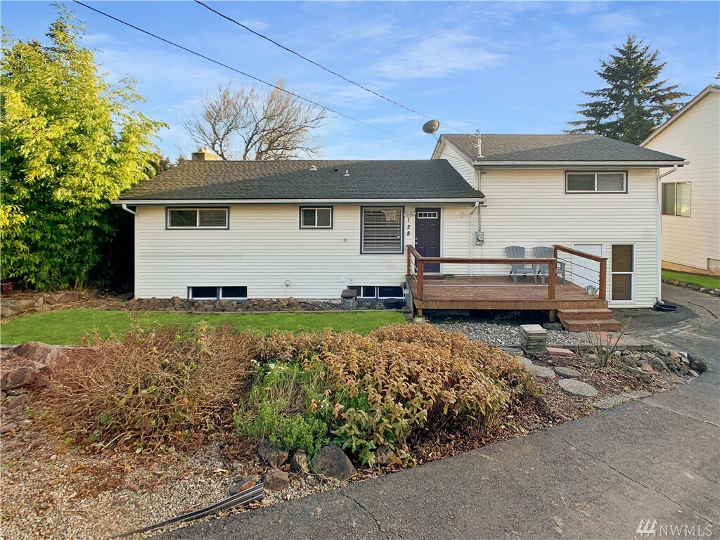 Property Photo:  128 Mountain View Dr  WA 98632 