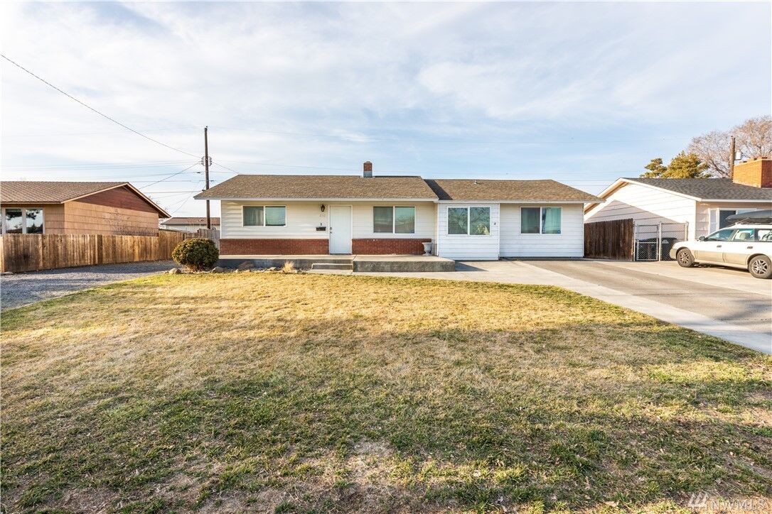 Property Photo:  250 N Earl Rd  WA 98837 