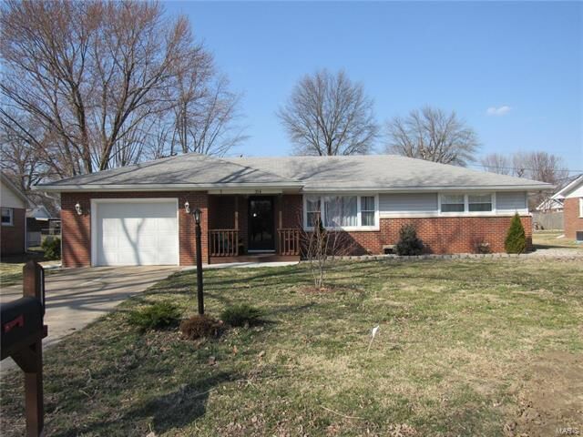 Property Photo:  214 Pinewood Drive   62035 