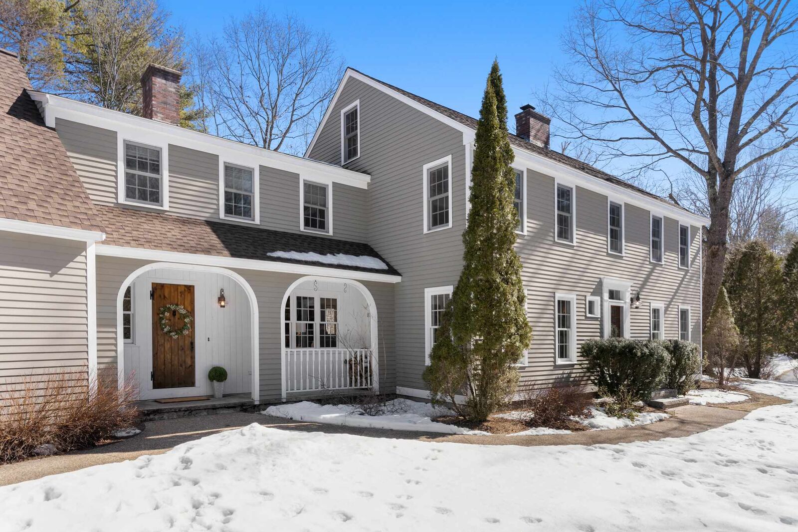 Property Photo:  14 Dartmouth Circle  NH 03110-4843 