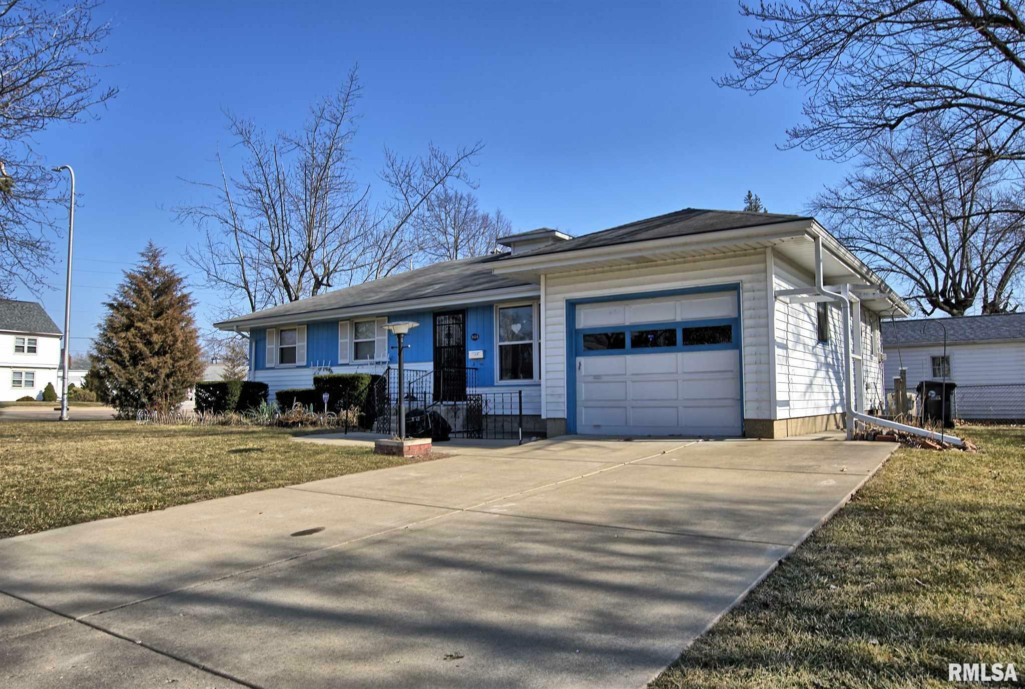 Property Photo:  1908 W Gilbert  IL 61604 