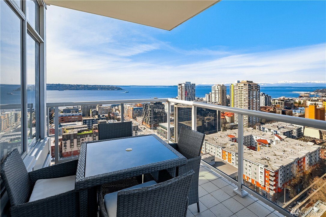 Property Photo:  588 Bell St 2307S  WA 98121 