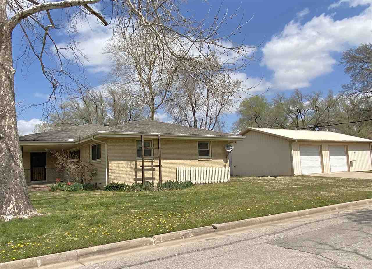 Property Photo:  800 N Friend St  KS 67013 