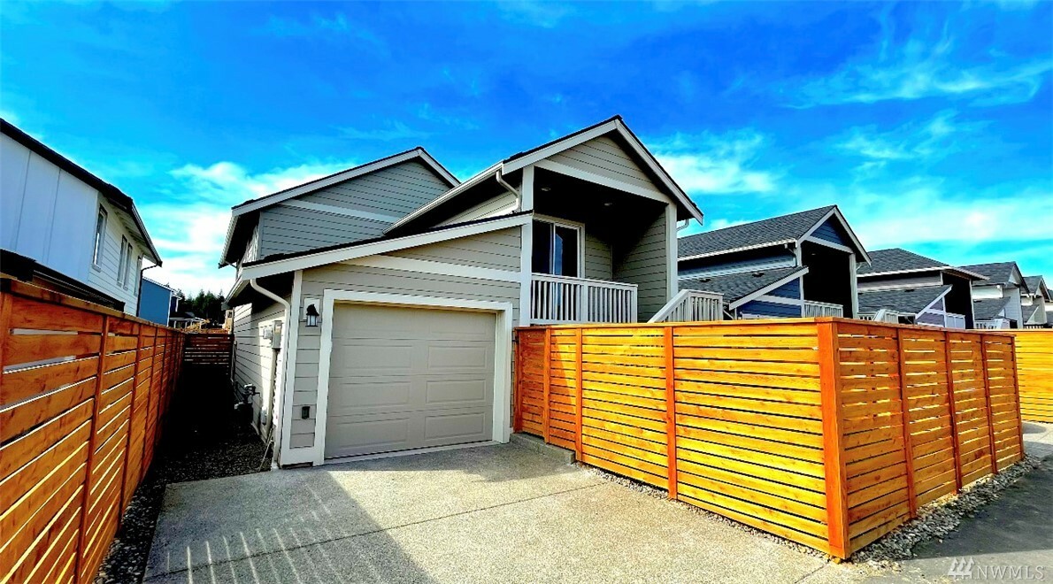 Property Photo: 18685 Edmunds Lane E WA 98391