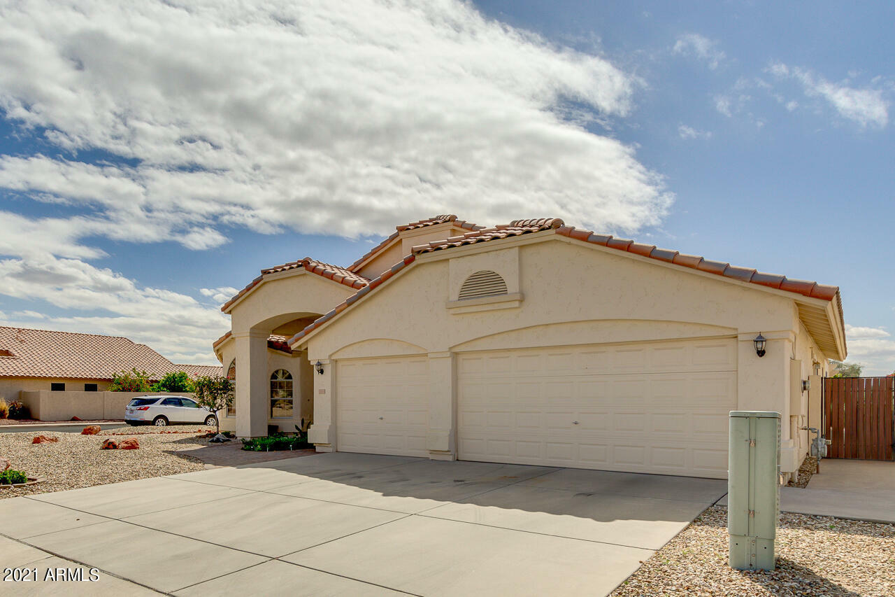 Property Photo: 10005 W Runion Drive AZ 85382