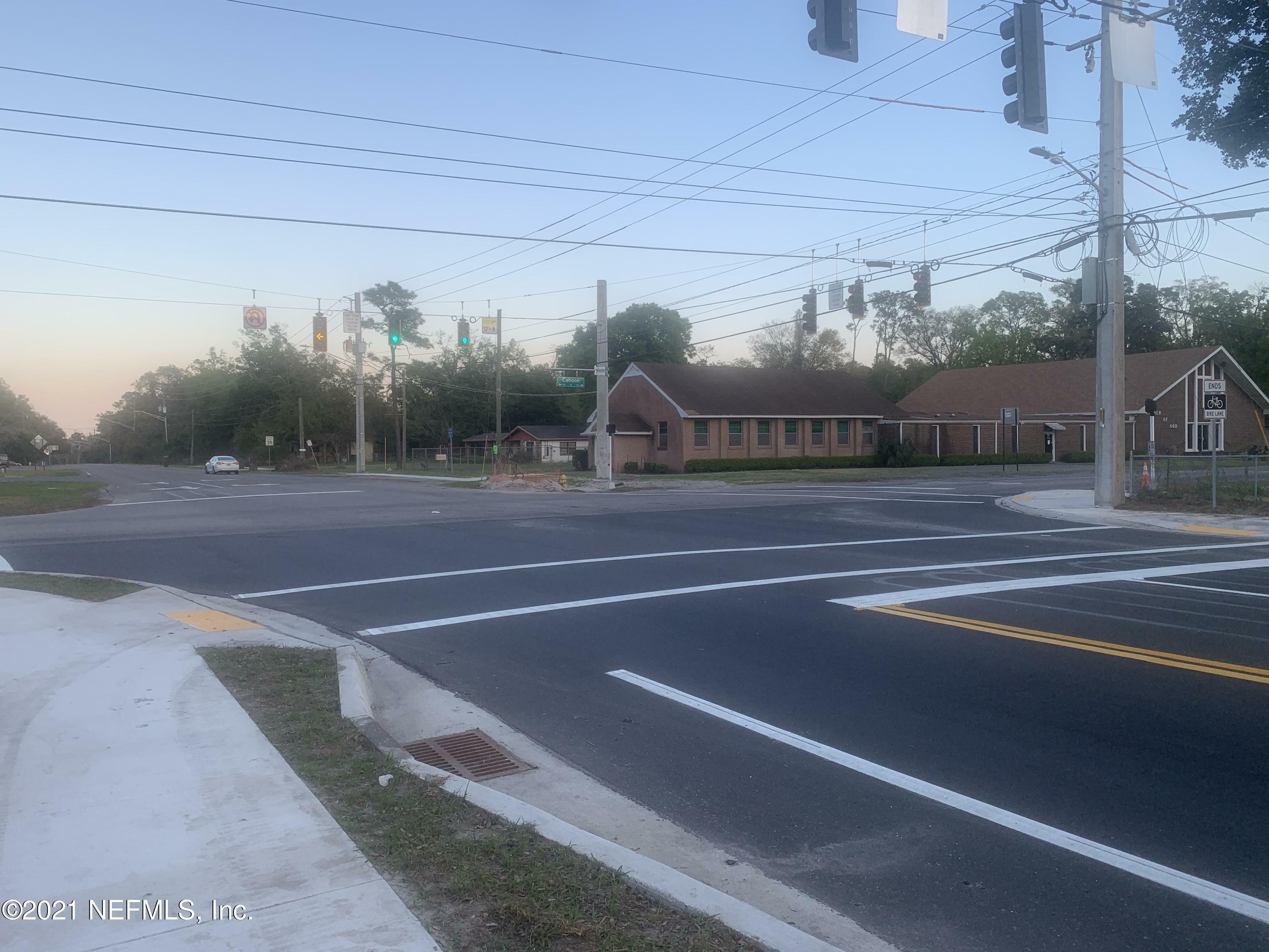 Property Photo:  660 Cahoon Road S  FL 32221 