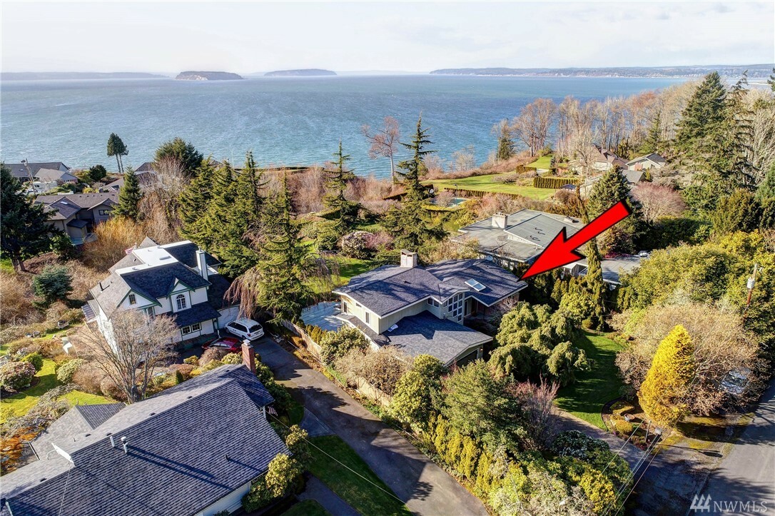 Property Photo:  814 Crown Dr  WA 98203 