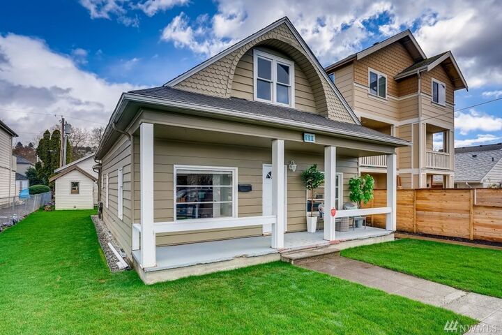 Property Photo:  530 Smithers Ave S  WA 98057 