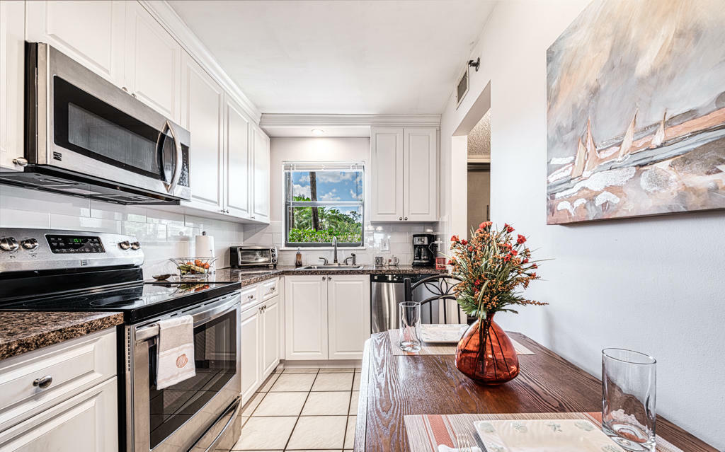 Property Photo: 4640 Lucerne Lakes Boulevard 106 FL 33467