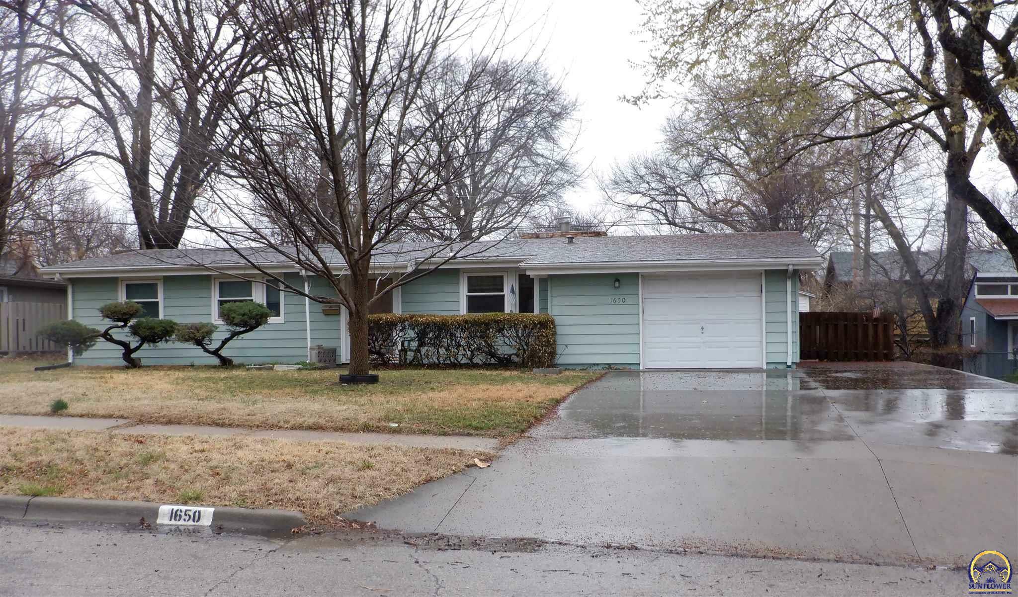 Property Photo:  1650 SW 28th Ter  KS 66611-1657 