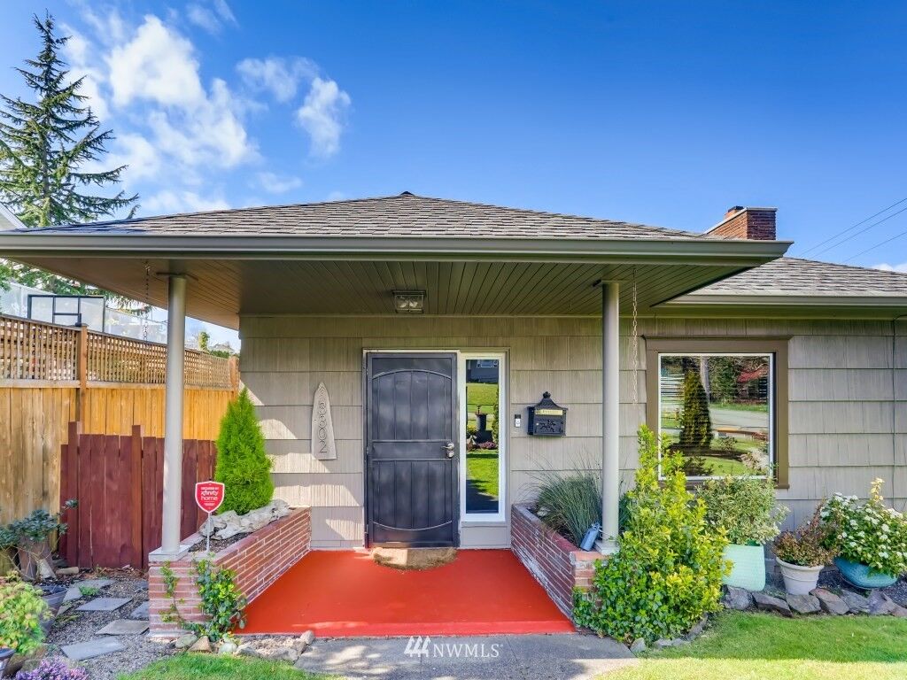 Property Photo:  3302 Federal Ave  WA 98201 