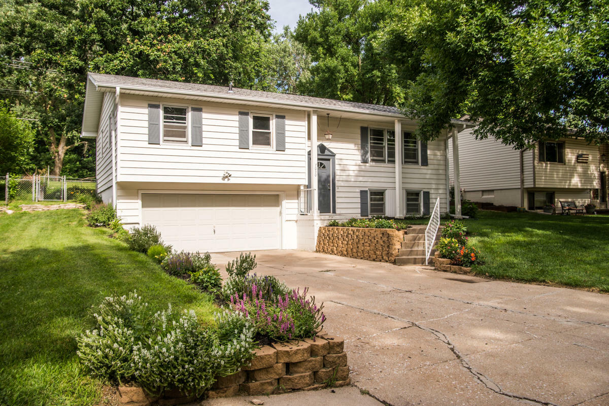 Property Photo: 7030 N 65th Avenue NE 68152