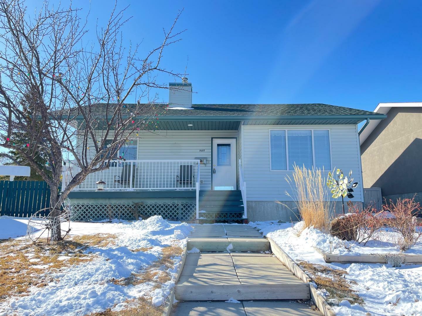Property Photo: 1607 11 Avenue SE AB T1V 1P9