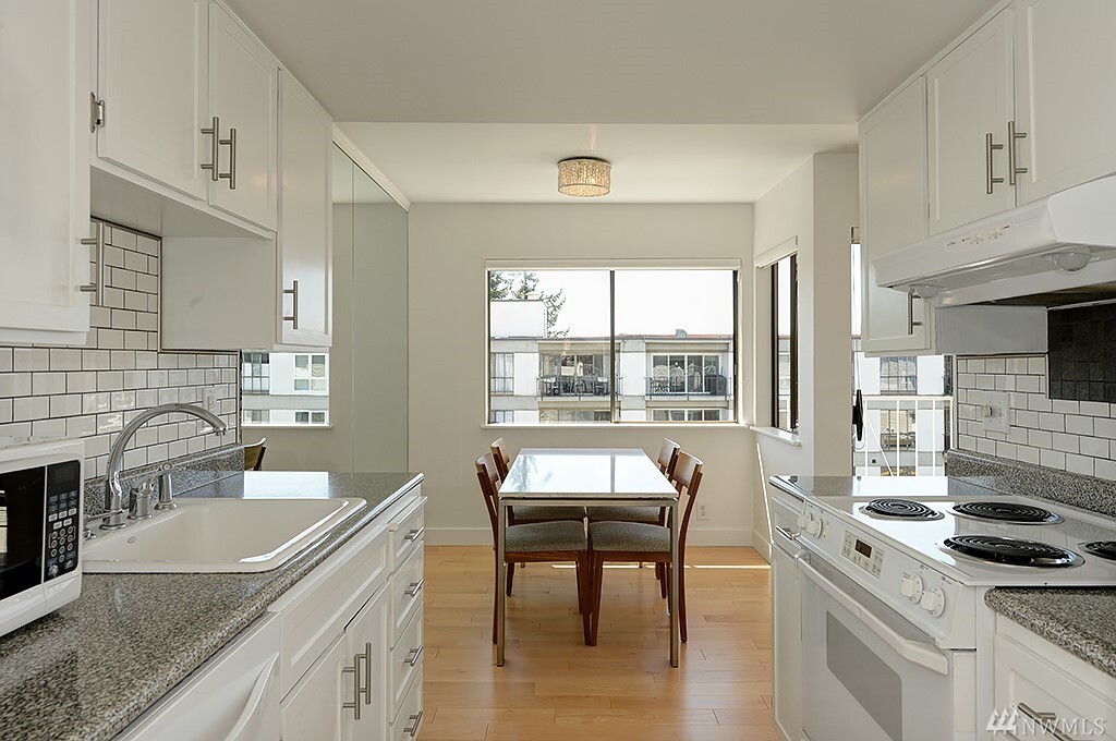 Property Photo:  6421 Lake Washington Blvd NE 401  WA 98033 