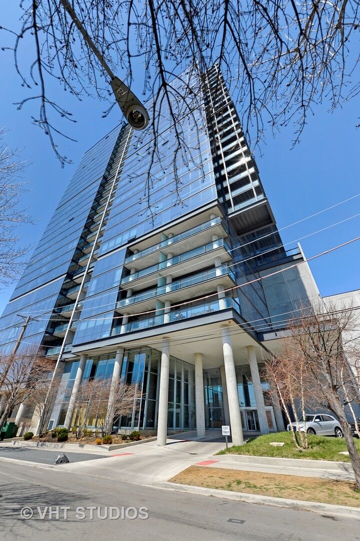 Property Photo:  860 W Blackhawk Street 2102  IL 60642 