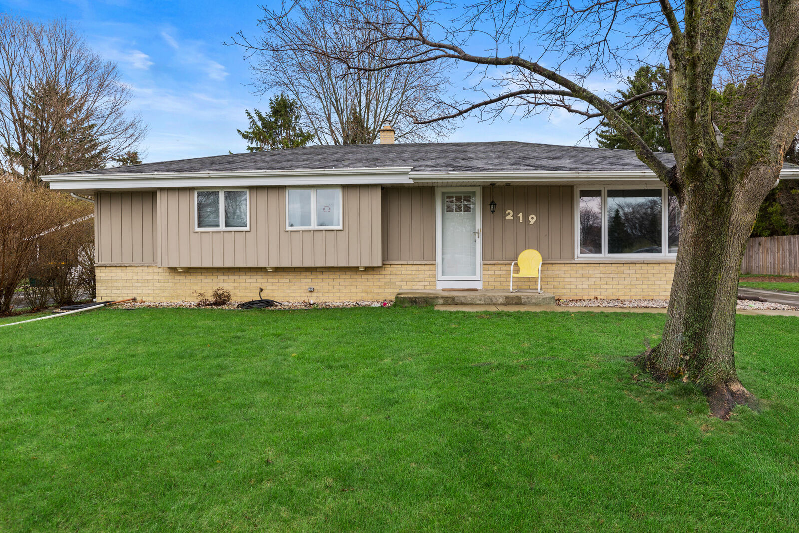 Property Photo:  219 W Highland Dr  WI 53024 