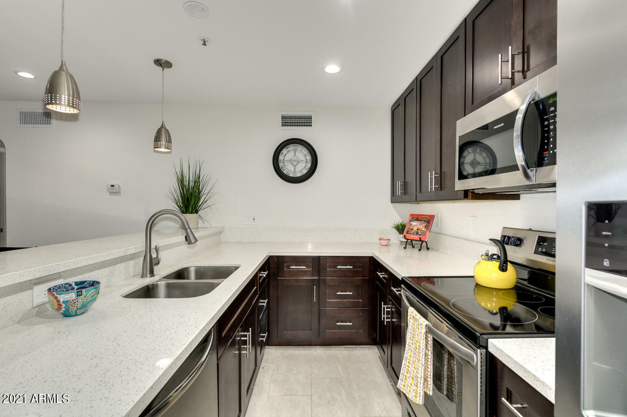 Property Photo:  4704 E Paradise Village Parkway 301  AZ 85032 