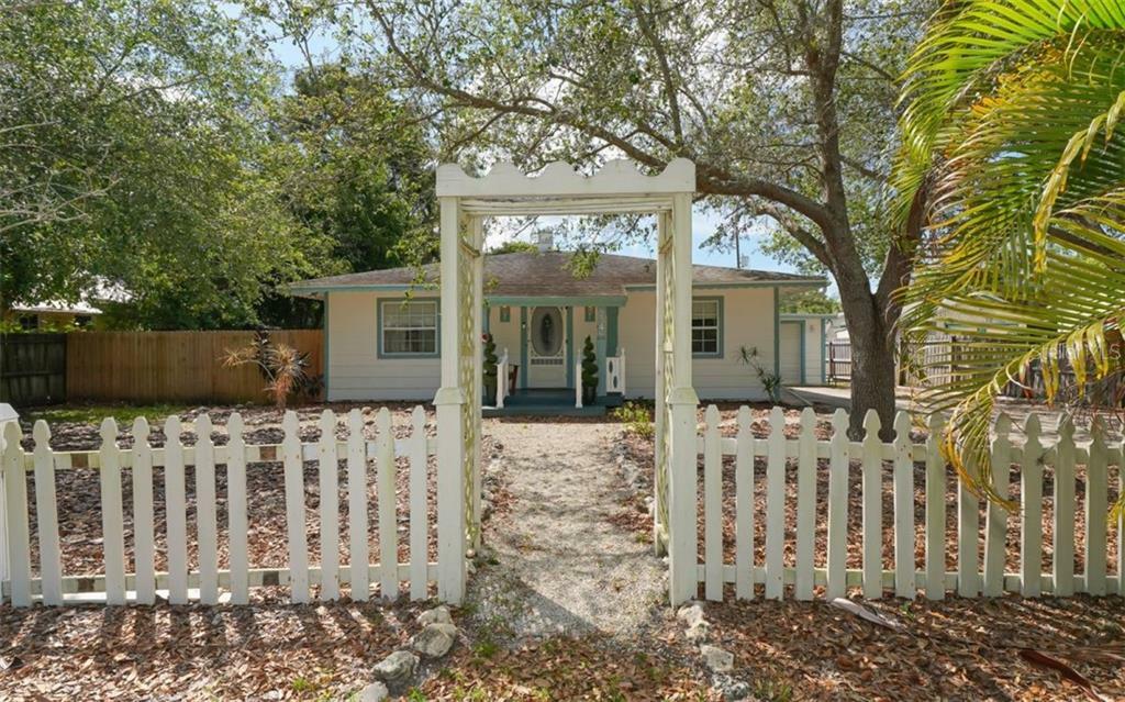 Property Photo:  2346 Pelican Drive  FL 34237 