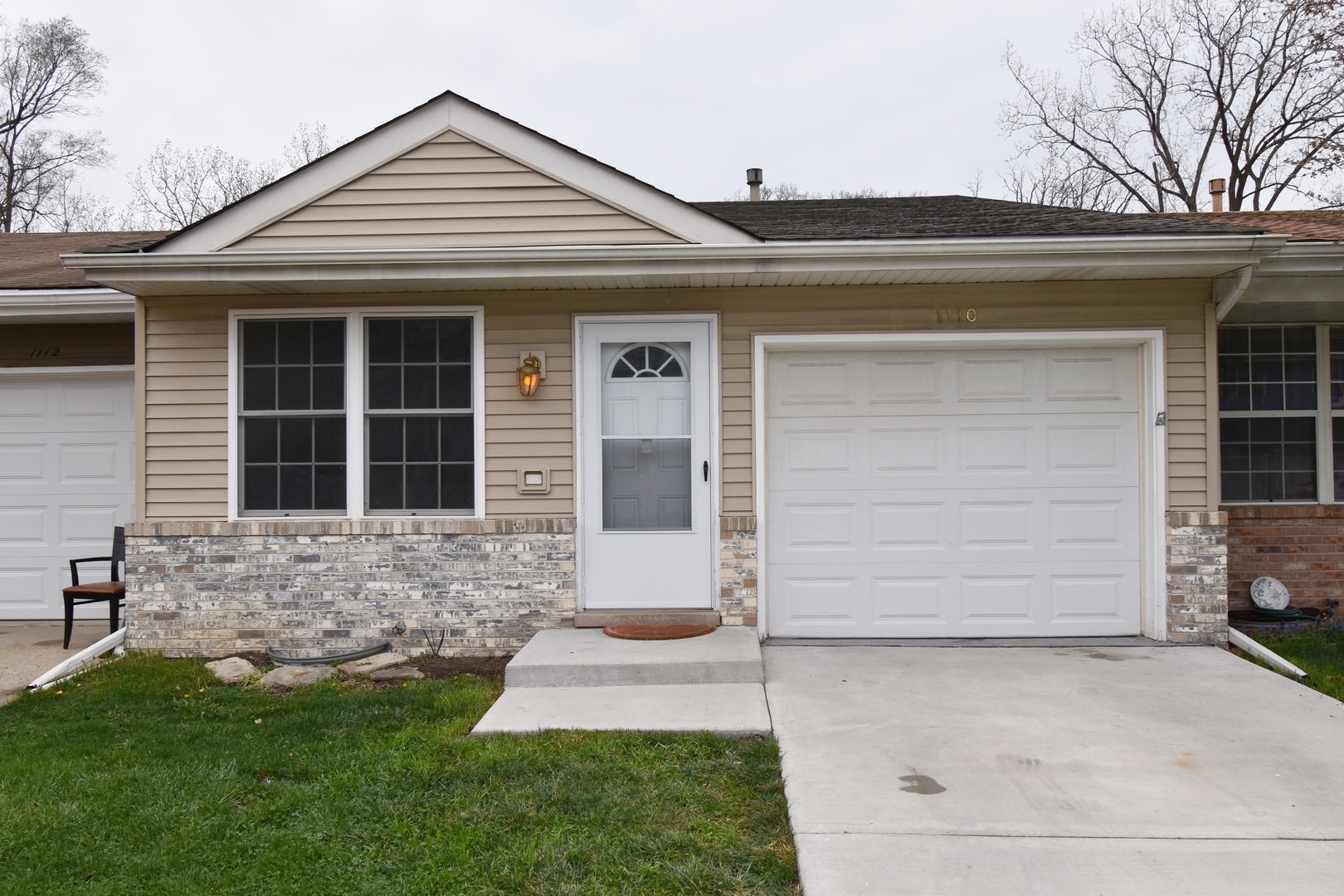 Property Photo: 1110 Stratford Lane 1110 IL 60102