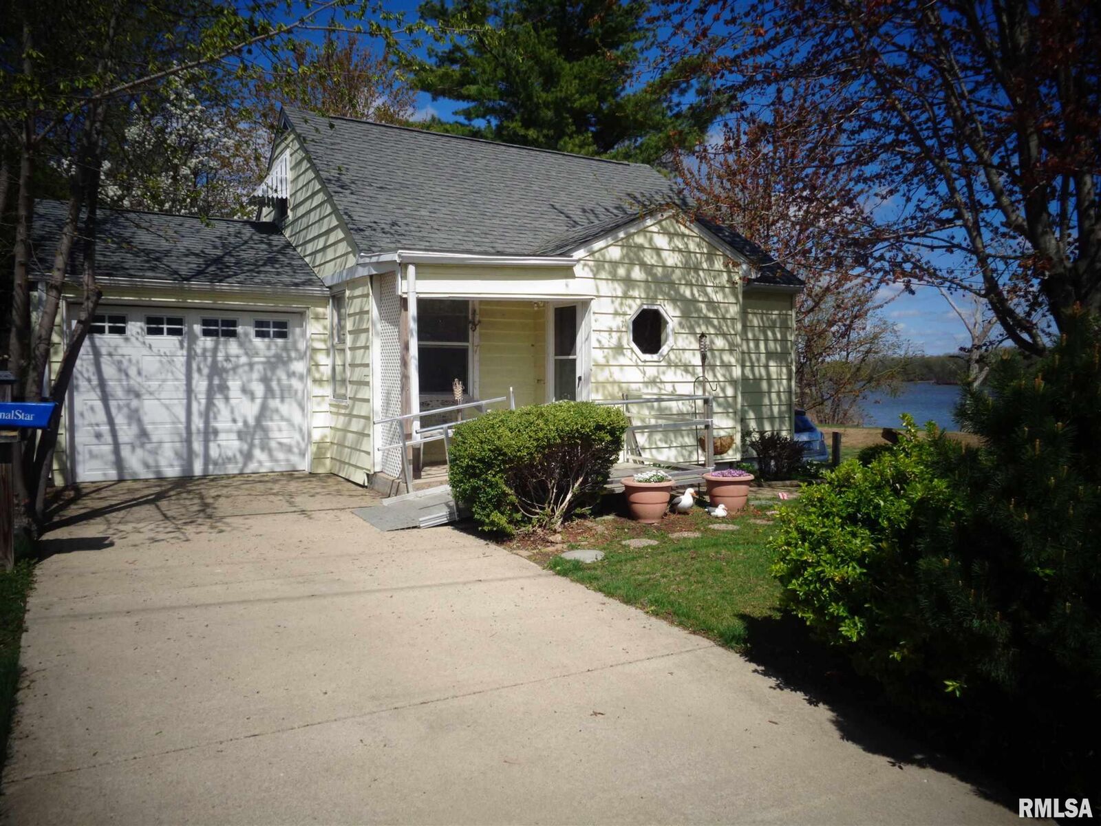 Property Photo: 7 W Pine IL 61523