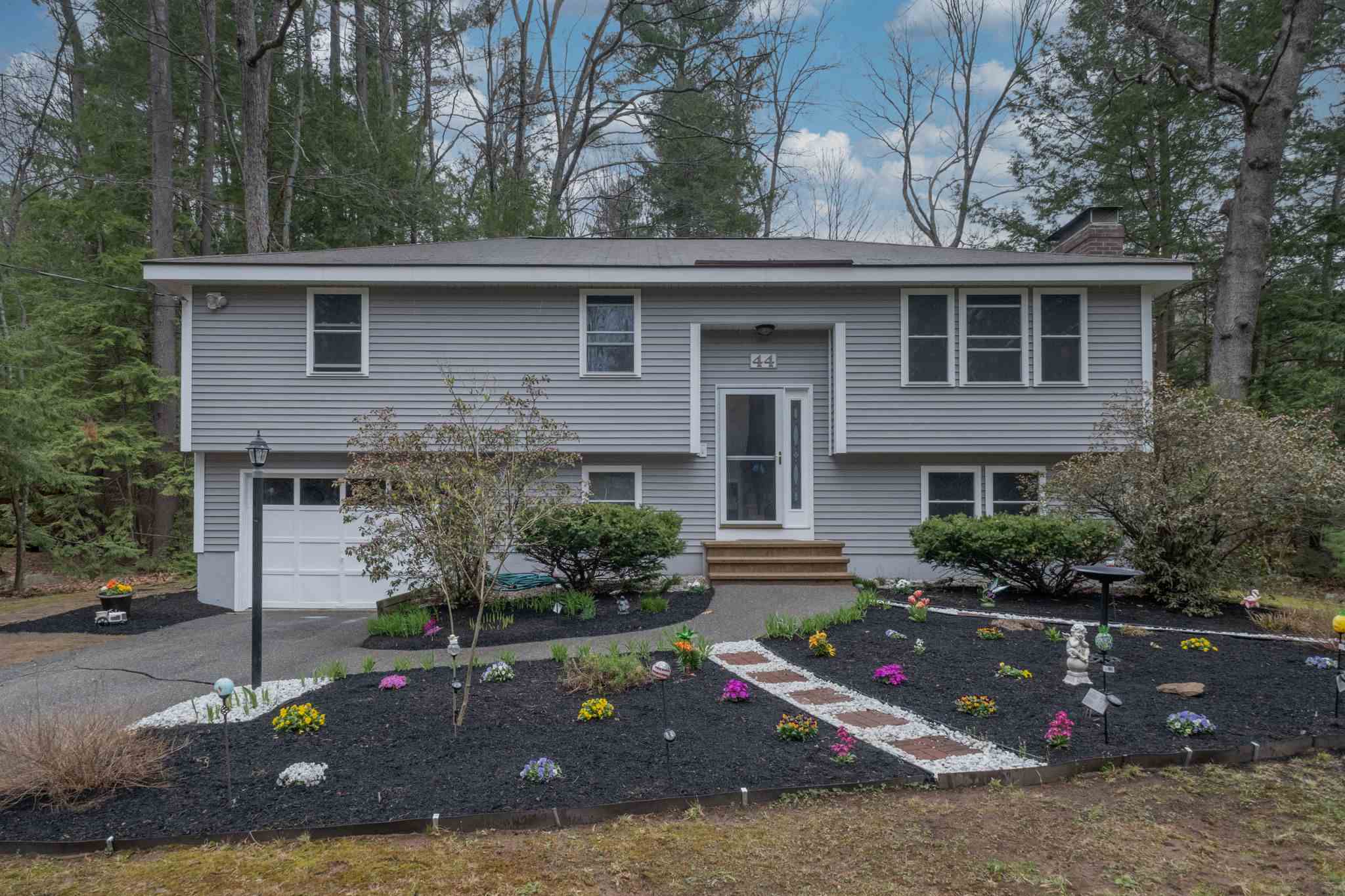 Property Photo: 44 Lamson Drive NH 03054