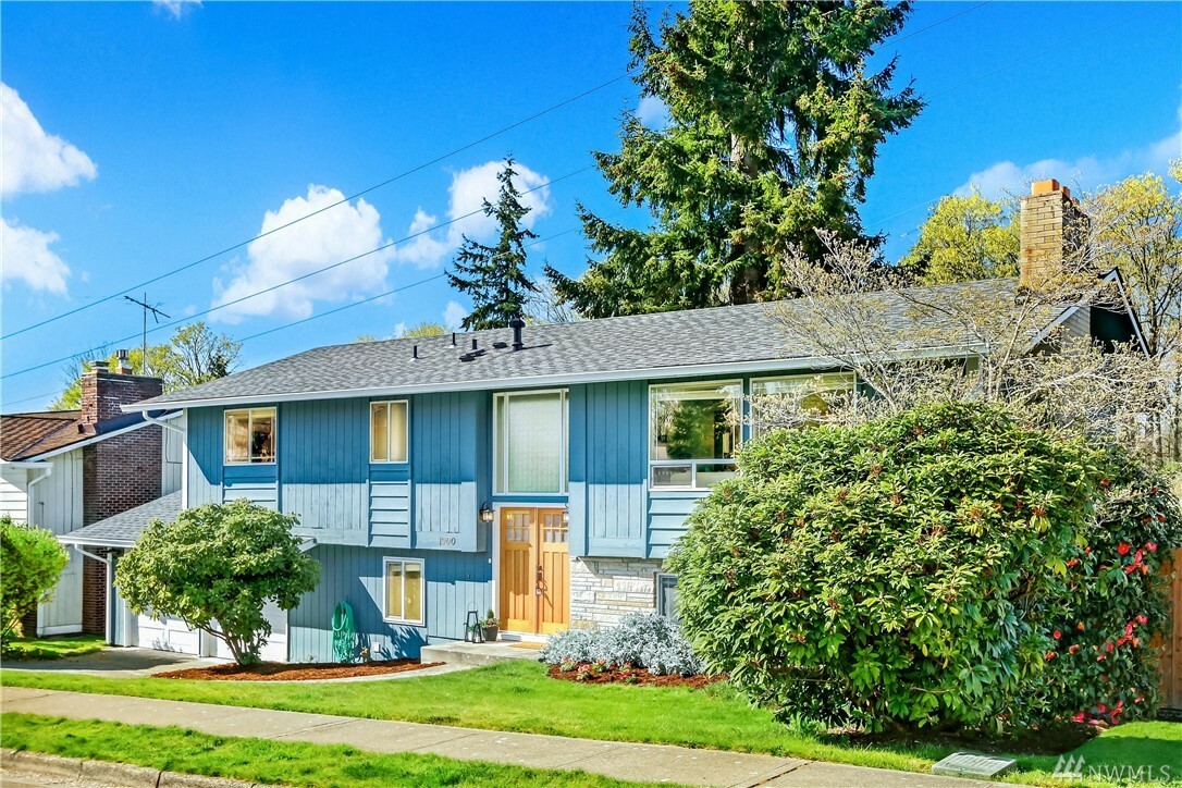 Property Photo:  1900 SE 16th Place  WA 98055 