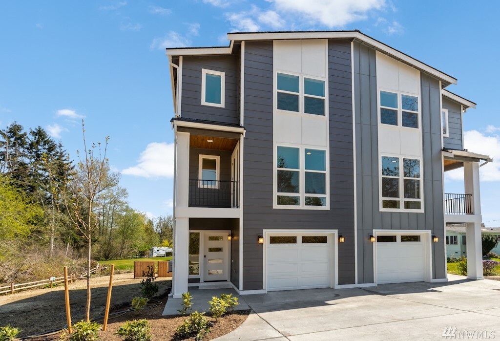 Property Photo: 13803 Admiralty Wy M2 WA 98087