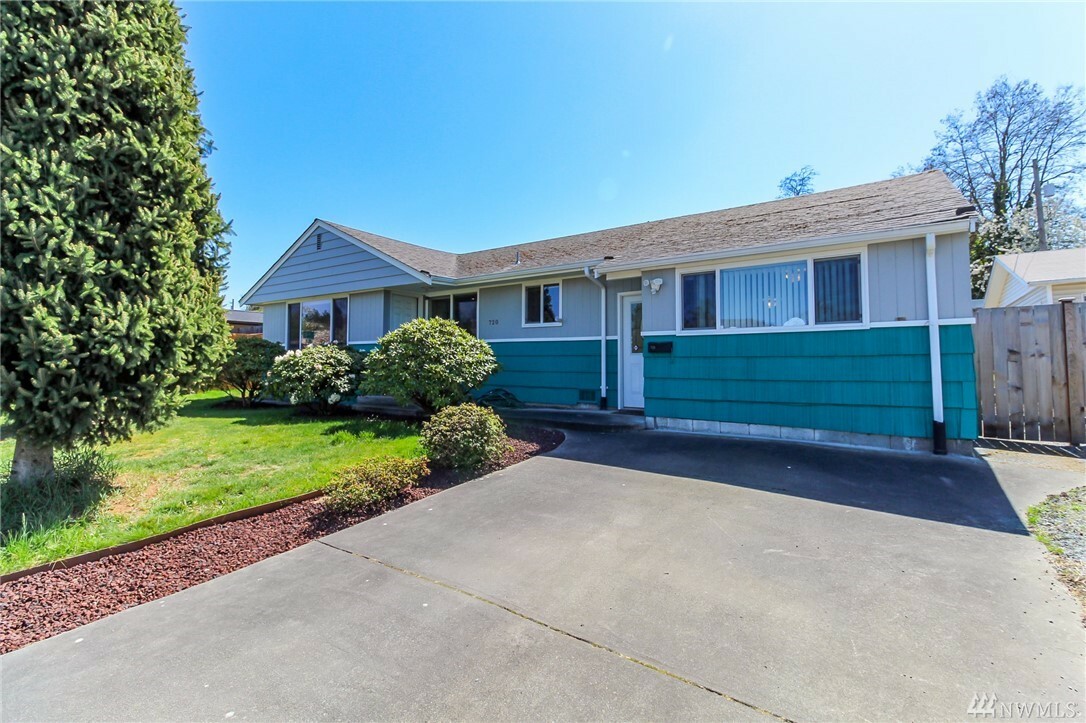 Property Photo:  720 6th St SE  WA 98002 