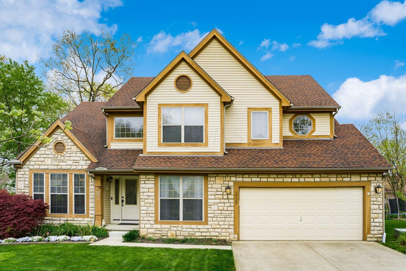 Property Photo: 2735 Woods Crescent OH 43123