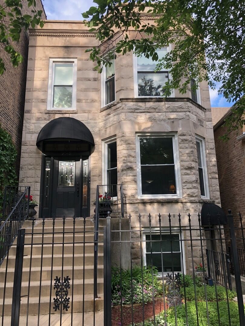 Property Photo:  2645 N Sacramento Avenue 1  IL 60647 