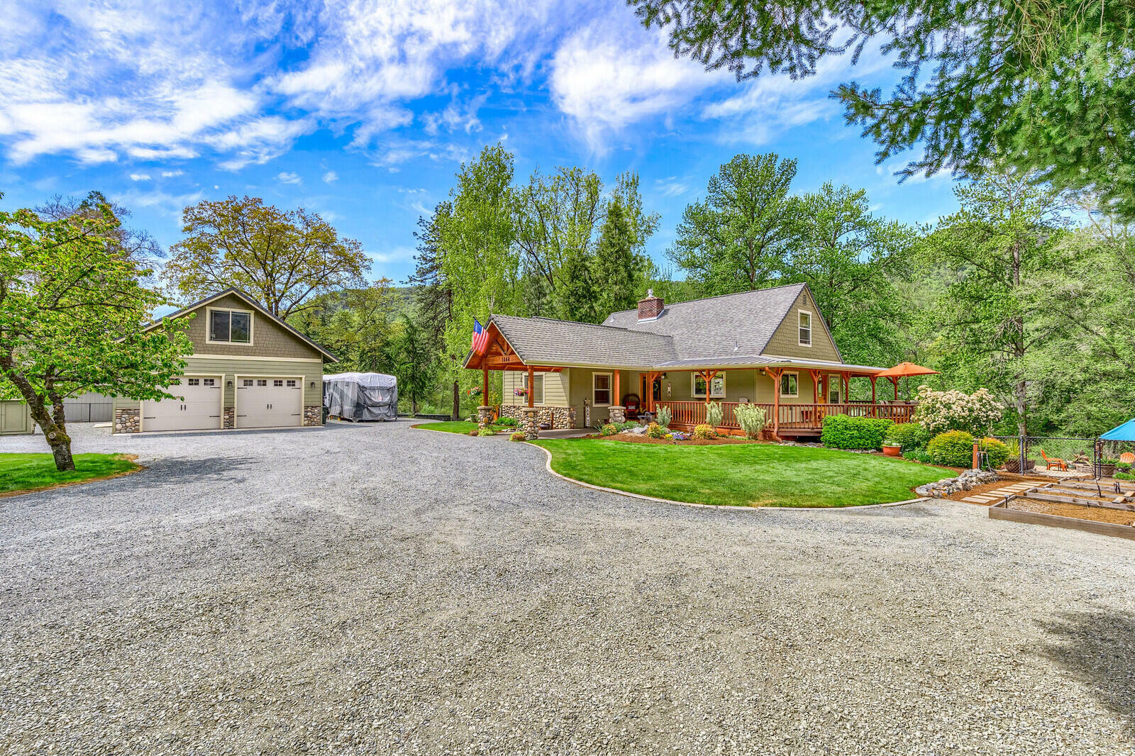 Property Photo:  1444 Rogue River Highway  OR 97525 