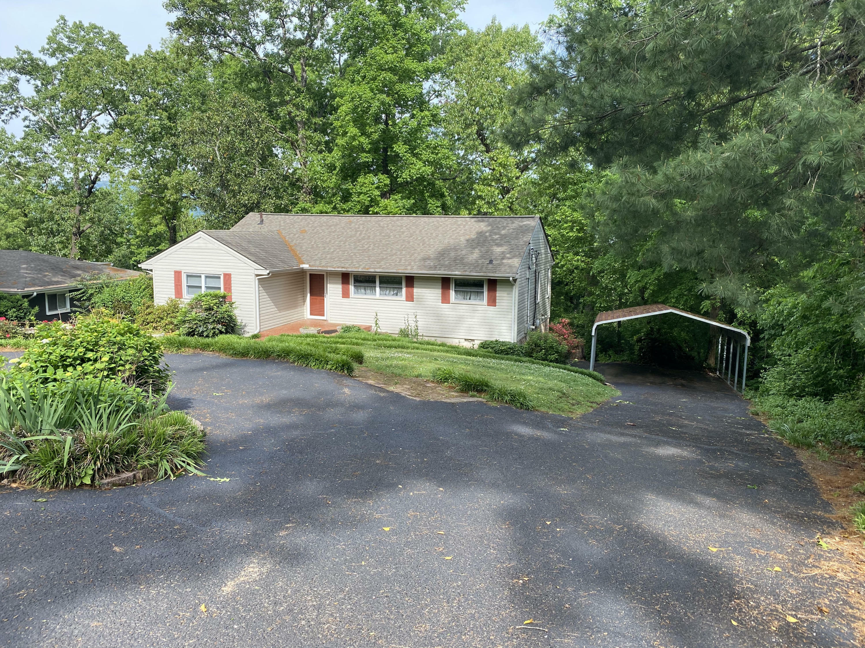 Property Photo:  561 W Shadowlawn Dr  TN 37404 