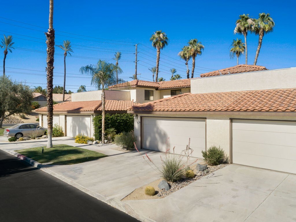 Property Photo:  404 Pebble Creek Lane  CA 92260 