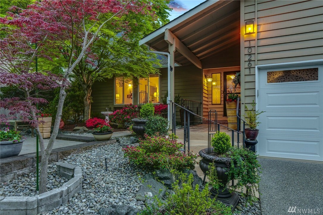 Property Photo: 10261 NE 121st St WA 98034