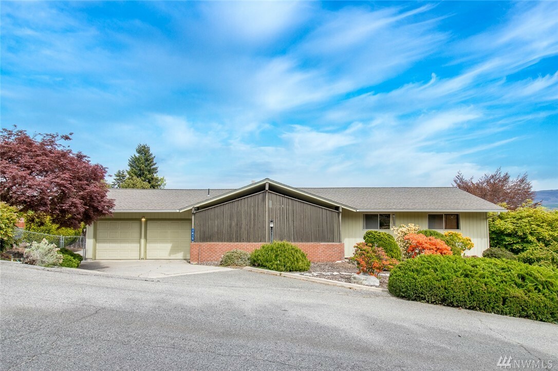 Property Photo: 1415 South Hills Dr WA 98801