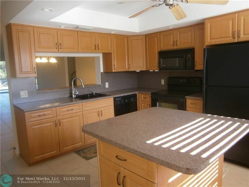 Property Photo:  2902 Victoria Cir M3  FL 33066 