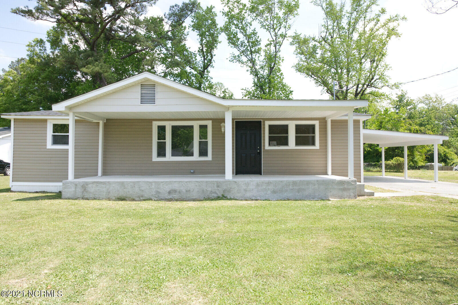 Property Photo:  204 5th Avenue  NC 28546 